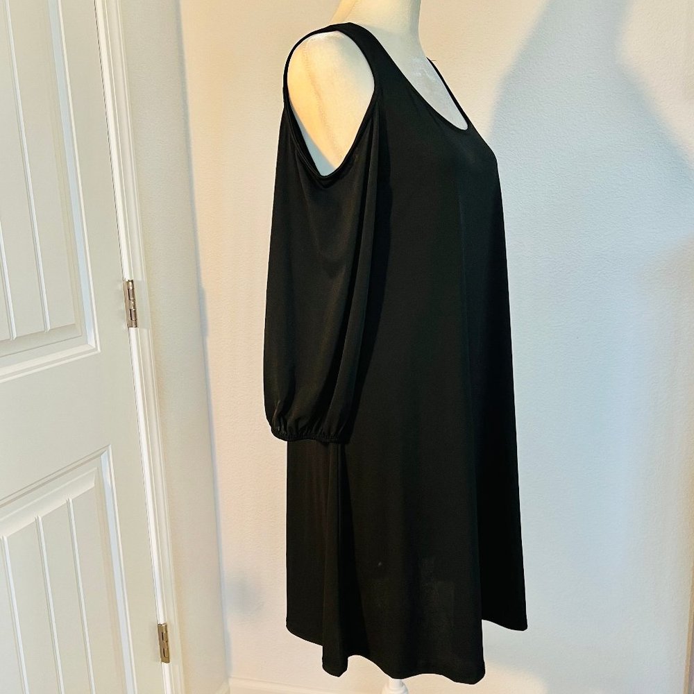 NWT Paper Plane 3/4-sleeve Cold Shoulder Stretchy Swing Scoop Neck Black Dress - Picture 2 of 7